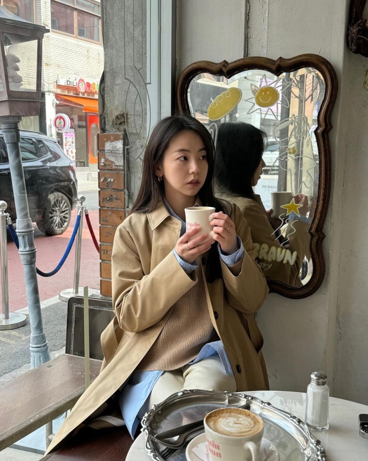  여성들의 봄 코디에서 어떤 무드에서 잘 어울리는 만능템! 명품 브랜드 막스마라 여자 싱글 트렌치 코트 추천 w. 소희