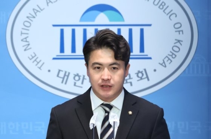 <b>오영환</b> "<b>민주당</b>, 다른 의견 내면 제거"…탈당 후 <b>새로운미래</b> 합류