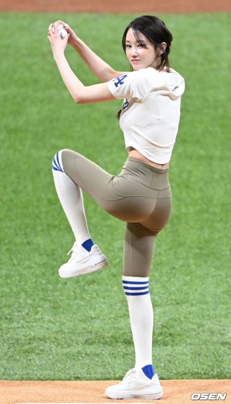 배우 <b>전종서</b>, LA다저스 유니폼 <b>레깅스</b> 시구 기사사진