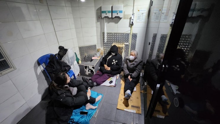 여성 노숙인과 공중화장실에서 잠을 청한 KBS 기자