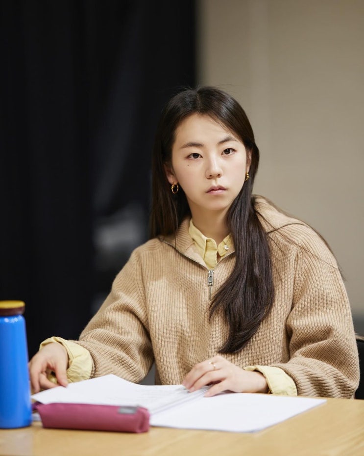  프렌치시크룩의 근본! 비즈니스캐주얼 봄 출근룩으로 인기만점인 메종키츠네 하프 집업 니트 코디 추천 w. 소희