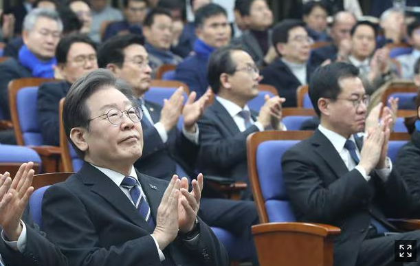 의원 6명 제명 의결...위성 정당에 '<b>의원 꿔주기</b>.'”