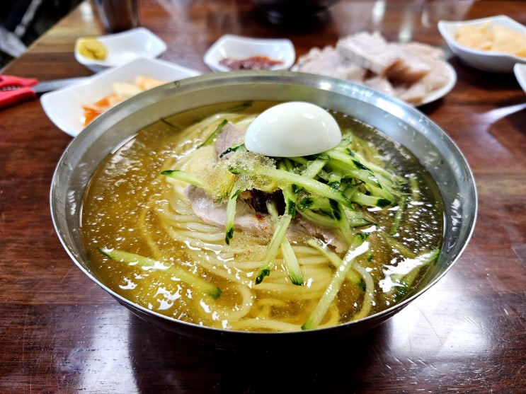  수육은 선택이 아닌 필수! 제주 밀면 맛집 산방식당 제주점