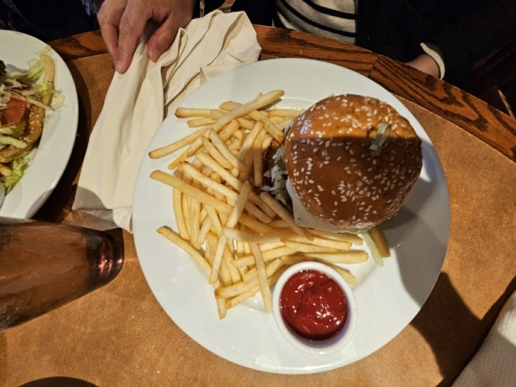 샌디에고 더 롯지 앳 토리 파인스(The Lodge at Torrey Pines) 레스토랑의 중독되는 맛 Drugstore Hamburger