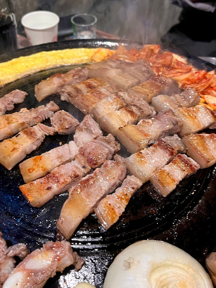  작전역 맛집 홍도야우지마라 연탄집, 솥뚜껑에 구워 먹는 제주 흑돼지