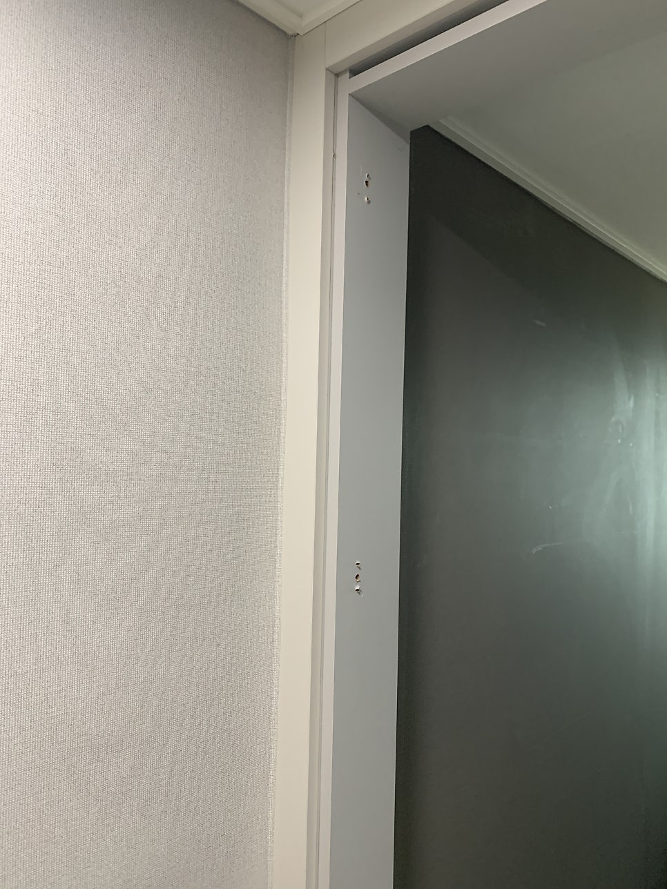 문짝 떼어낸후 남은구멍 시트지로 붙여서 수리완료