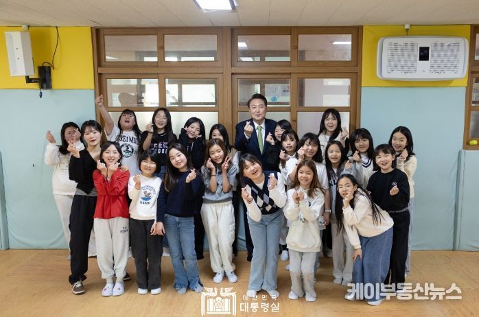 尹 대통령, 새학기 <b>늘봄학교</b> 운영 현장 방문