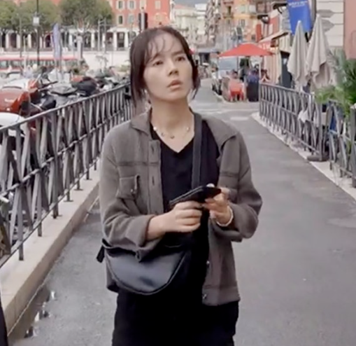 한가인 더로우 가방 바나나백 텐트밖은 유럽4