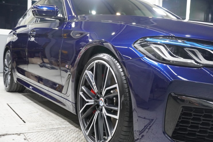  자동차보험수리 전문 성수동 시온카독크에서 BMW M550i 광택 작업했습니다.