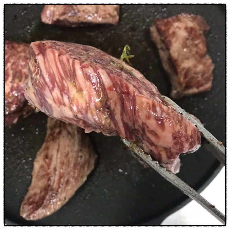 끝내주는 마블링 투뿔한우 수비드 한우스테이크 from 한민시장 외양간정육점 끝내주는 마블링 투뿔한우 수비드 한우스테이크 from 한민시장 외양간정육점