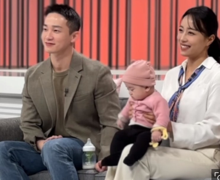 <b>임현주</b> MBC 아나운서, 생후 170일 딸 안고 <b>생방송</b> 등장 눈길