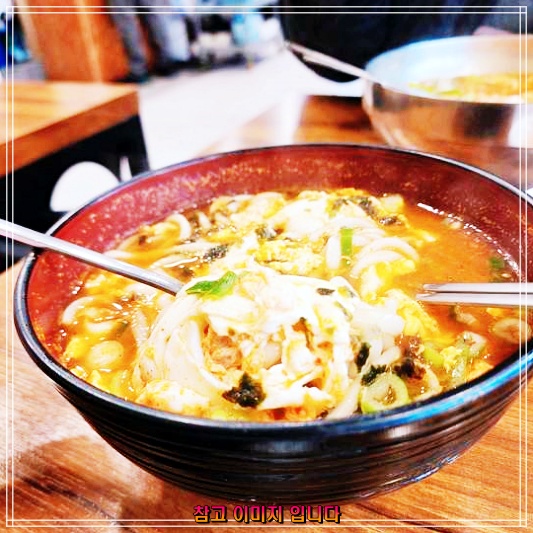  이대 신촌 가미분식 횡성한우주먹밥과 우동 비빔국수 맛집 특집! 생활의달인  은둔식달 40년전통 계란풀어진 얼큰한우동