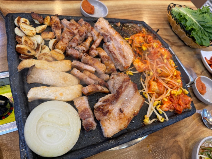 광주 동천동 맛집 시골통돼지볶음 삼겹살 김치 콩나물의 환상적인 조합