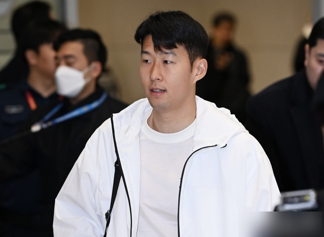 '은퇴 거론→입국' <b>손흥민</b>, 대표팀 계속 이끈다…<b>주장직</b> 유지... 
