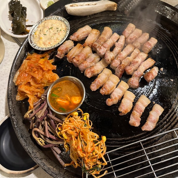  전주 객리단길 향긋한 미나리와 삼겹살이 잘 어울리고 돼지껍데기가 맛있는 고향역 객사본점