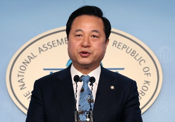 김두관 동생 김두수 아내 채정연 아버지 김봉환 어미니 박봉순 딸 김가영 아들 김준영 형제....
