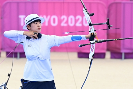 ‘<b>매국노</b>’ 발언 안산, 고소당했다…“700만 <b>자영업자</b>... 