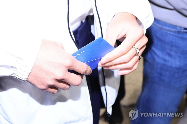 축구대표팀 '주장' <b>손흥민</b>, 부은 손가락·굳은 <b>표정</b>으로 <b>귀국</b>