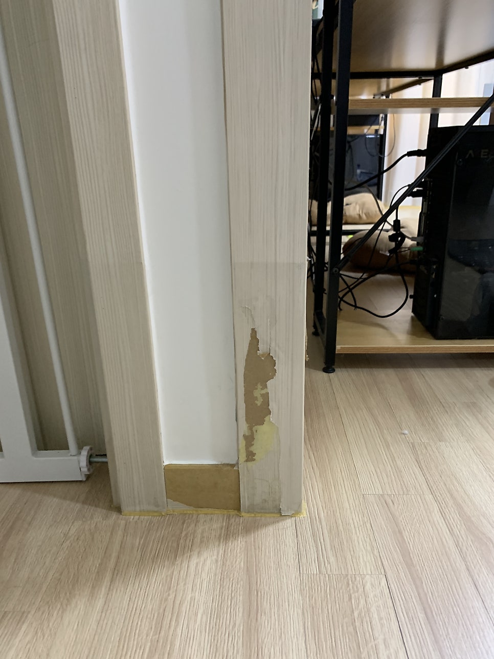 문틀 찢어진 시트지 보수 전문가
