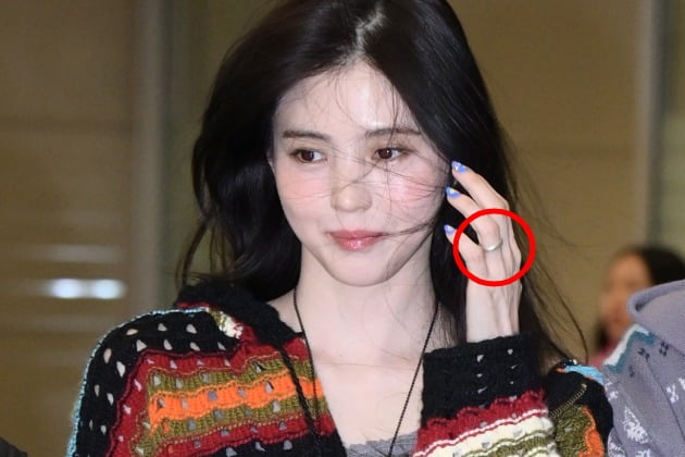 <b>한소희</b> 입국 왼손엔 <b>반지</b>, <b>류준열</b>은 고개 푹, 따로 분위기 달라