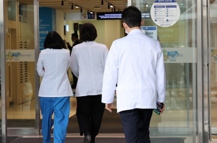 <b>의대 교수</b>들의 <b>집단</b> 사직 시작, 이번 사태가 던지는 메시지