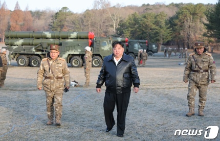 북한 <b>김정은</b>, <b>초대형방사포 사격훈련</b>지도