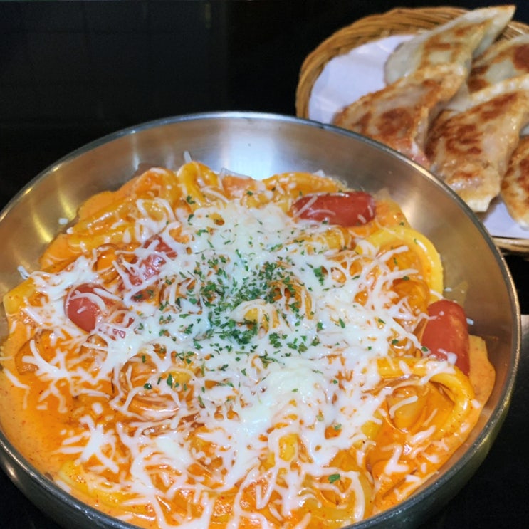 혜화데이트 창화당 대학로분식 로제떡볶이 만두 리뷰