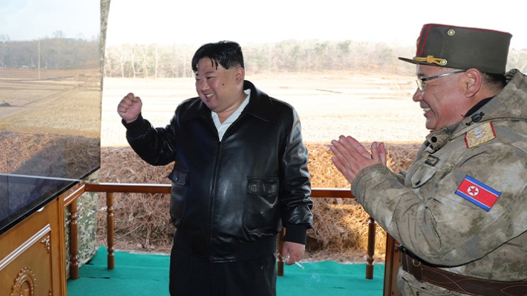 북한 <b>김정은</b>, 초대형 <b>방사포</b> 훈련 지도(상시 적의 수도와 군사력... 