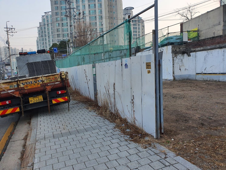  낡고 위험한 울타리 철거 후 RPP가설방음벽과 현장 출입문을 설치하여 안전한 공사장 만들기