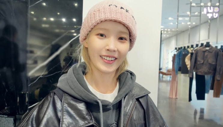 아이유, 명품매장에서 꺼내 든 '신용카드'...발급 조건이 통장잔고 최소 30억? 아이유, 명품매장에서 꺼내 든 '신용카드'...발급 조건이 통장잔고 최소 30억?