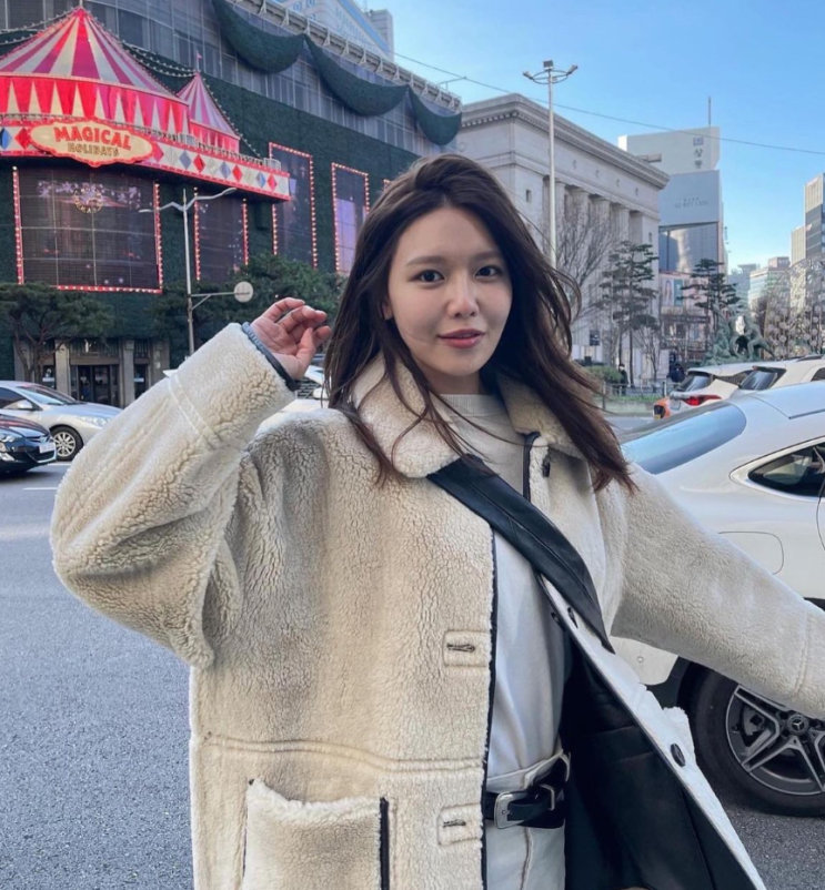  30대 여자 데일리백으로 시크한 파리지앵 여성 스타일의 디자이너 브랜드 르메르 크로와상백 가방 추천 w. 수영