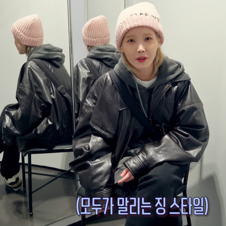  아이유 최애 신발 뉴발란스 574 가방 키링 굿즈 소개