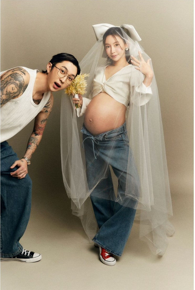 '불혹의 대디' 슬리피, '난임 극복' 8세 연하와 파격 만삭 화보 "꿈 같아" '불혹의 대디' 슬리피, '난임 극복' 8세 연하와 파격 만삭 화보 "꿈 같아"