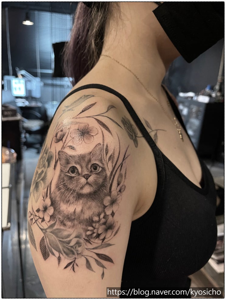 여자 팔 타투로 반려동물 고양이 꽃 타투도안 의미
