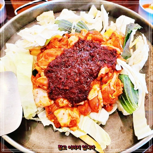  생방송투데이 : 춘천 소양댐 춘천통나무집닭갈비 맛집 탐방코너의 철판닭갈비 그리고 막국수 닭내장 맛집