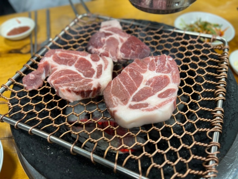 [충주] 돼지고기, 소고기 배터지게 먹을 수 있는 가성비 찐맛집 ‘산골숯불화로구이’ 내돈....