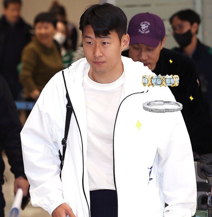 손가락 살짝 감추고 한국 <b>입국</b>한 <b>손흥민</b>, 왼손에서 빛난 티파니... 