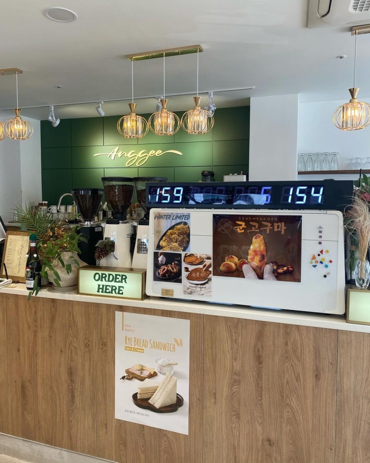  볕이 좋고 수다떨기 좋은 잠원역 디저트맛집 분위기 카페앙지 서초구 강남대로  cafeanggee 조각케이크 커피
