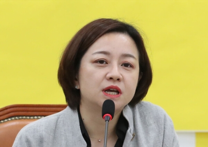 [<b>조수진</b> <b>변호</b>사, 민주당... 가해자는 父".과거 <b>성범죄 변호</b> 논란