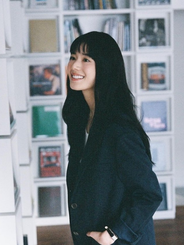  모던한 여자 캐주얼룩, 색조합이 좋은 정은채 사복 패션 분석