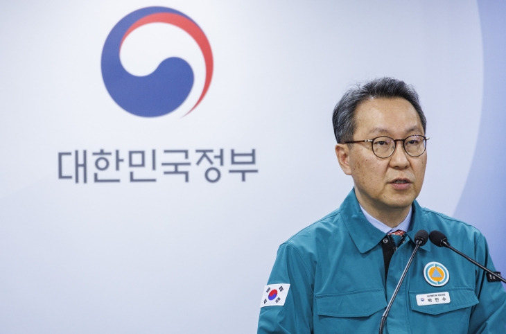 엄중 대응”… 연세<b>의대</b> <b>교수</b>들 “<b>전공의</b> 없이 존재 이유 없어”