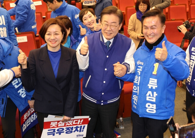 민주 <b>조수진</b> 후보직 <b>사퇴</b>... 가해' <b>논란</b> / 한겨레.오마이뉴스... 