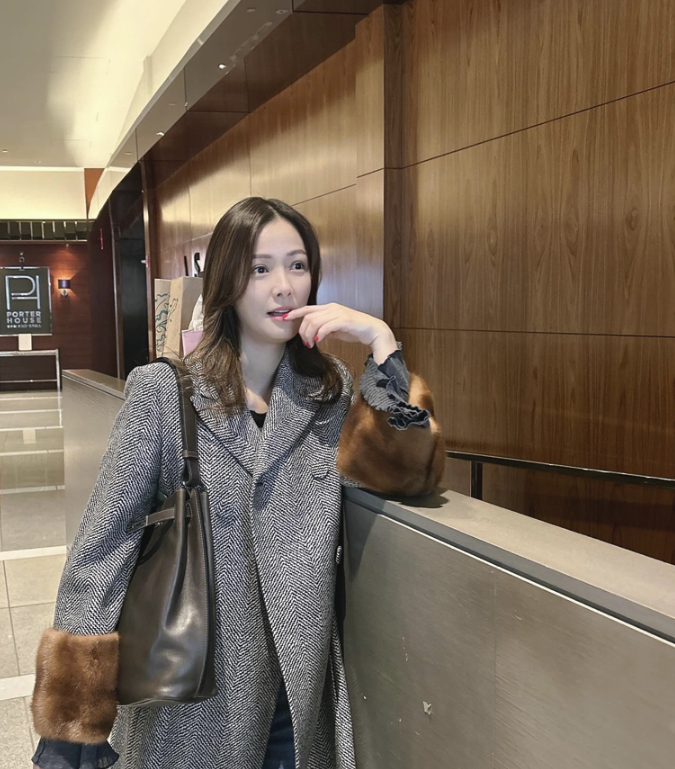  배우 손태영의 명품 가방으로 세련된 40대 엄마에게 추천되는 여자 핸드백 브랜드 TOP 2