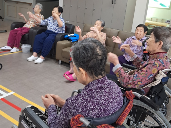 늘 부족한 요양 보호사와 넘치는 구인 광고 '무엇이 문제일까요?' 늘 부족한 요양 보호사와 넘치는 구인 광고 '무엇이 문제일까요?'