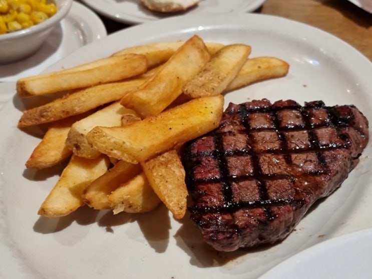 김포 현대프리미엄아울렛 식당 '텍사스 로드하우스' 스테이크 맛집으로 가족외식 장소로 강추 김포 현대프리미엄아울렛 식당 '텍사스 로드하우스' 스테이크 맛집으로 가족외식 장소로 강추