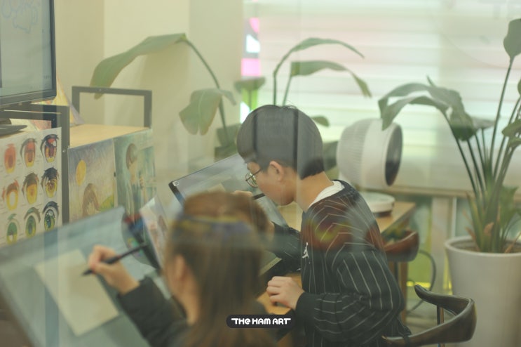  경쟁이 치열한 지역에서 미술학원을 성공적으로 운영하기 위한 전략은 어떻게 될까요?