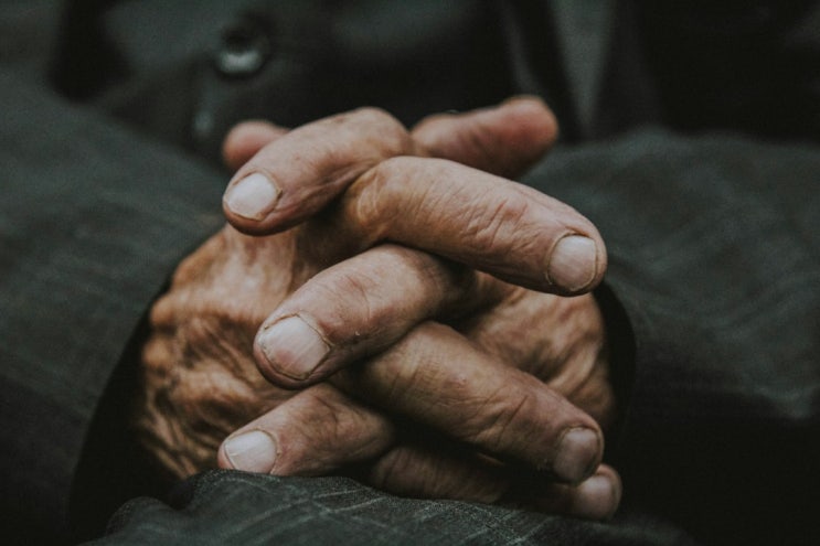 “고독사, 독박간병...” 중년 독신을 덮칠 4가지 인생 위험 “고독사, 독박간병...” 중년 독신을 덮칠 4가지 인생 위험