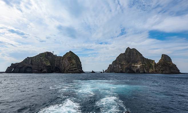 "<b>독도</b>는 <b>일본땅</b>, 한국이 불법 점거" 日<b>교과서</b> 왜곡…정부 "강력... 
