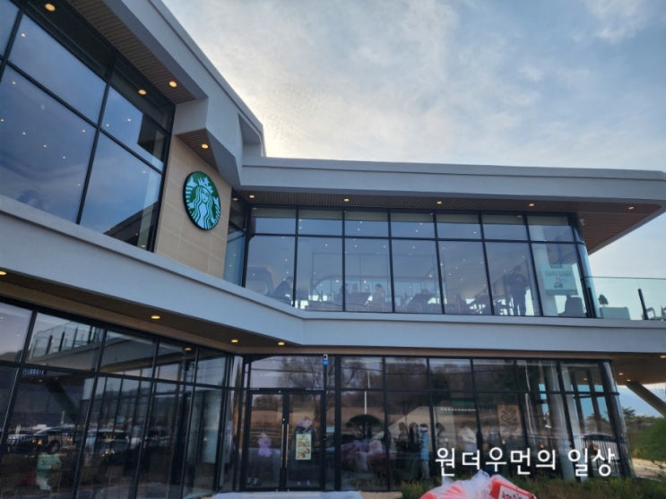  한탄강뷰 스타벅스 연천전곡 DT 매장에서 카페라떼한잔