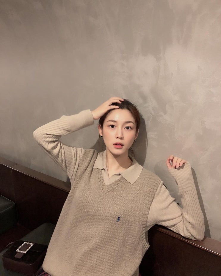 미국 사립학교 프레피 너낌인 스쿨룩을 연출한 이다인의 베이지색 조합 조끼 코디로 폴로 랄프로렌 니트 베스트 추천
